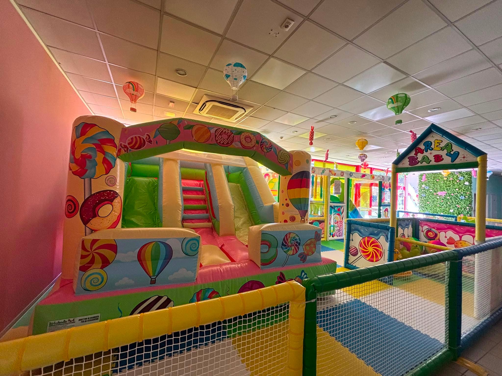 Vista panoramica del PlayPark con scivolo gonfiabile e Area Baby